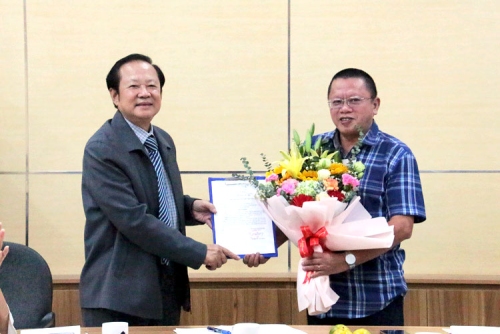 Ông Nguyễn Hữu Dũng (bên phải ảnh) nhận Quyết định bổ nhiệm làm Trưởng ban Phát triển Thủy sản bền vững từ Chủ tịch Hội Thủy sản Việt Nam Nguyễn Việt Thắng.