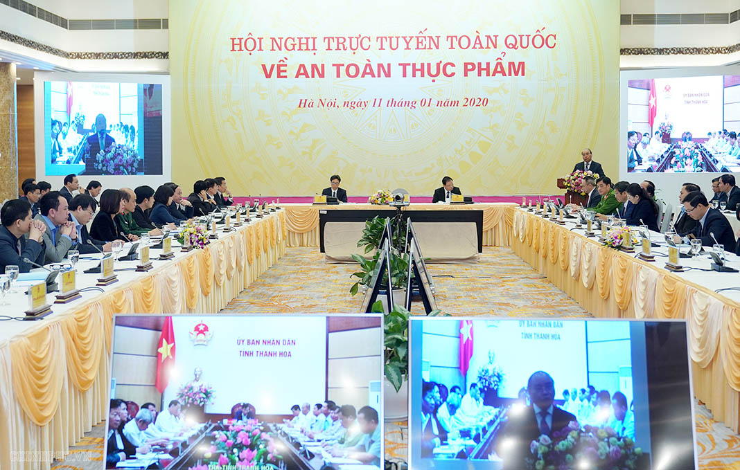 Thủ tướng Chính phủ Nguyễn Xuân Phúc tại Hội nghị trực tuyến toàn quốc về an toàn thực phẩm.