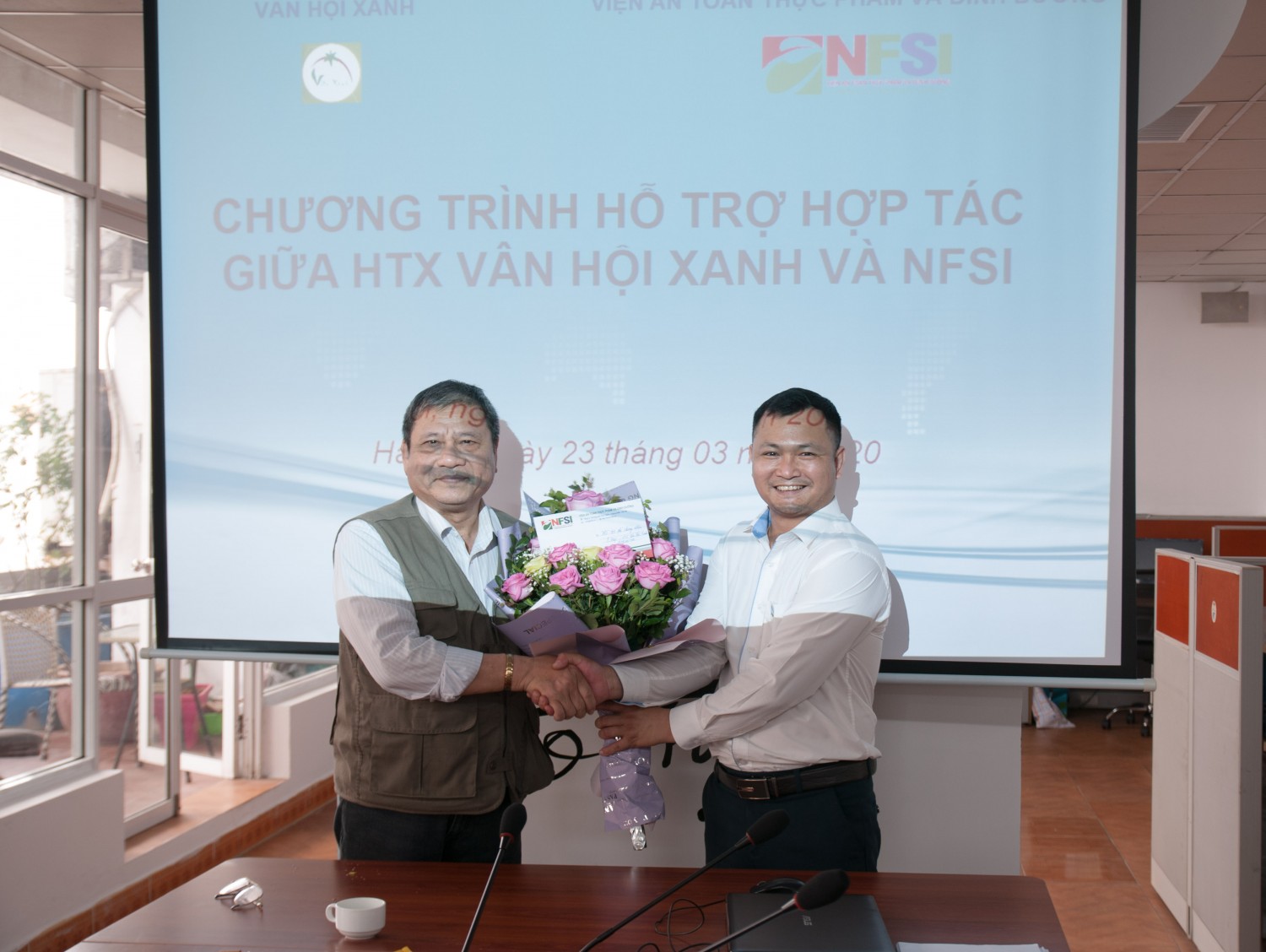 Phó Viện trưởng PGS.TS. Tô Long Thành đã trao gói hỗ trợ