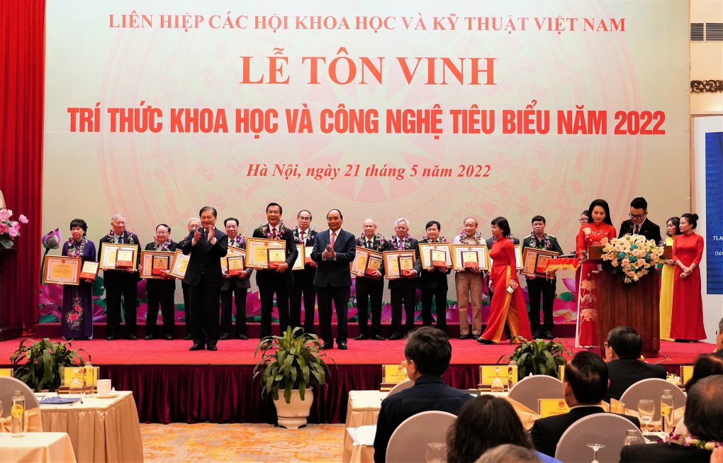 Chủ tịch nước Nguyễn Xuân Phúc và TSKH Phan Xuân Dũng trao tặng biểu trưng và bằng khen cho các cá nhân tiêu biểu.