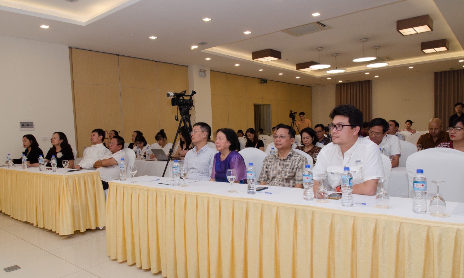 GS- Phan Thị Kim - cùng các đại biểu tham dự buổi lễ