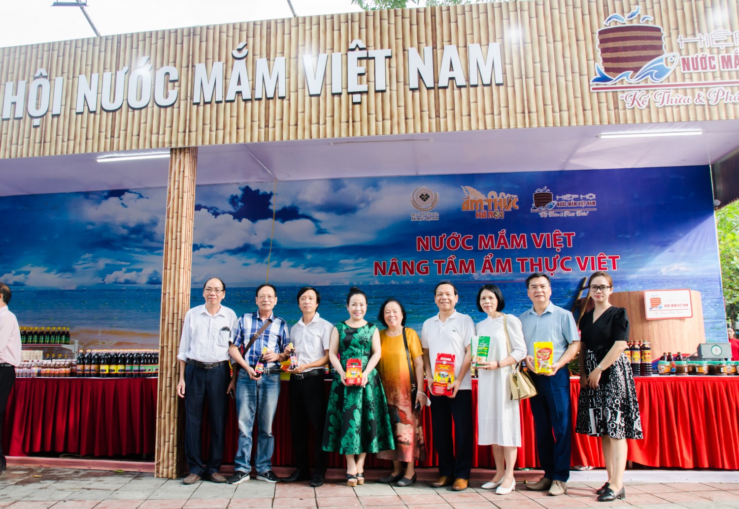PGS.TS Phan Thị Kim, cùng các đại biểu tham quan gian hàng tại Festival Thu Hà Nội - Ẩm thực Hà Nội