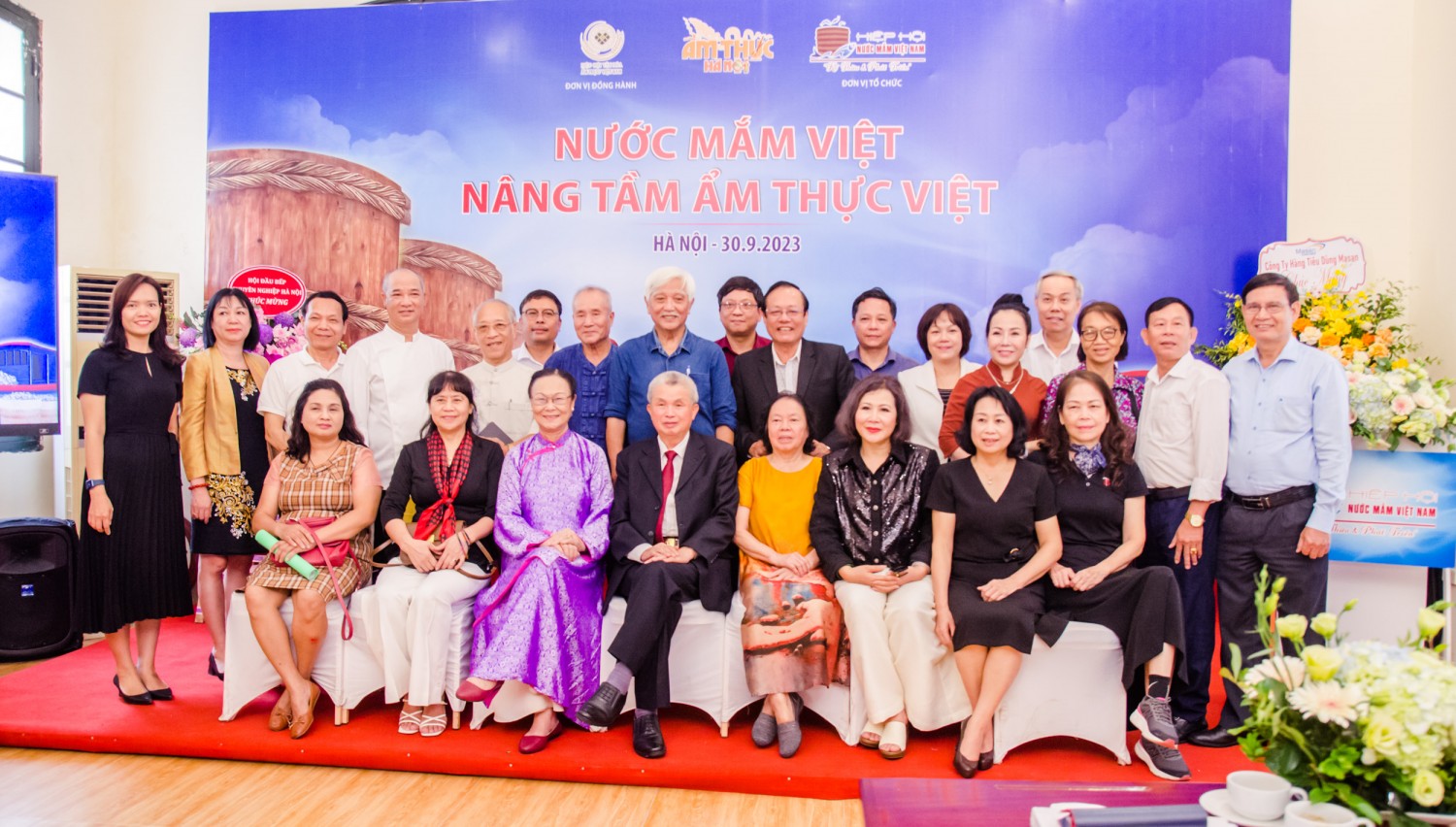 PGS.TS Phan Thị Kim, chụp ảnh kỷ niệm cùng Hiệp hội nước mắm Việt Nam 