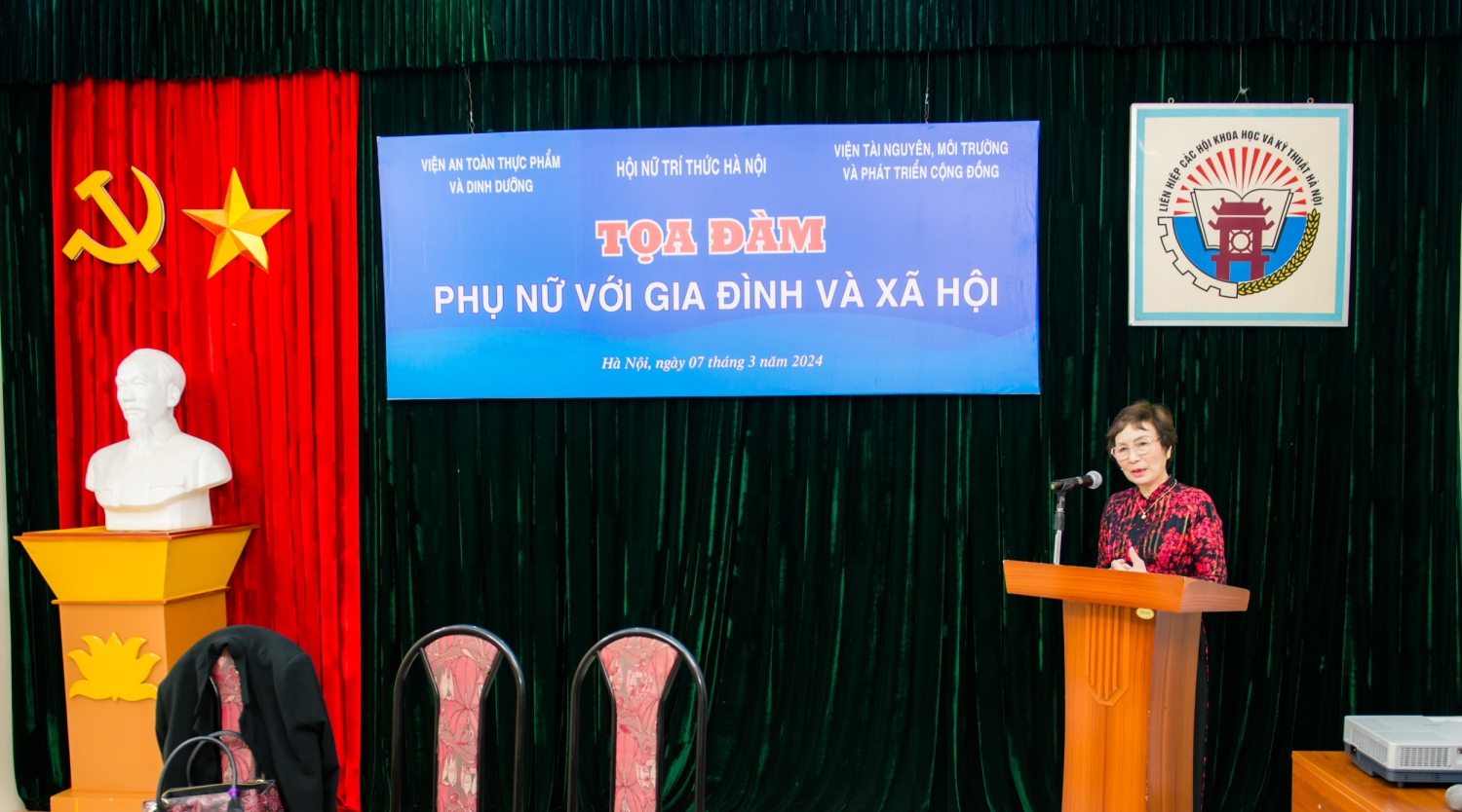Chủ tịch Hội Nữ trí thức Hà Nội Bùi Thị An phát biểu tại buổi toạ đàm