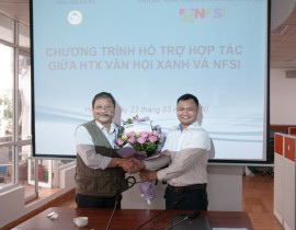 Phó Viện trưởng PGS.TS. Tô Long Thành và ông Nguyễn Khắc Hoàng, Trưởng Ban Kiểm soát HTX Vân Hội Xanh.